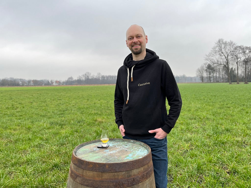 Torsten Markscheffel der Gründer der Casklusive GmbH steht  hinter einem gebrauchtem Whiskyfass
