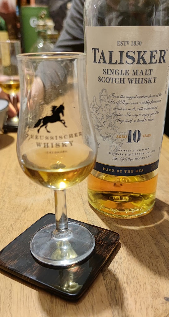 Casklusive Untersetzter mit einem Nosingglas mit Whisky