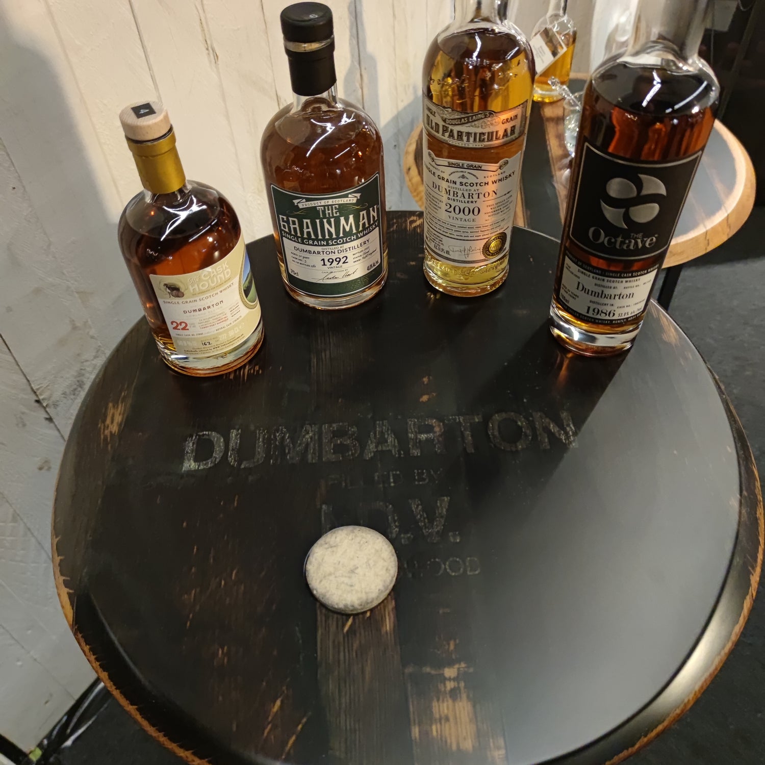 Ein Whiskyfassdeckel umgebaut zum Tisch und bestückt mit 4 Whiskys der Dumbarton Destillerie