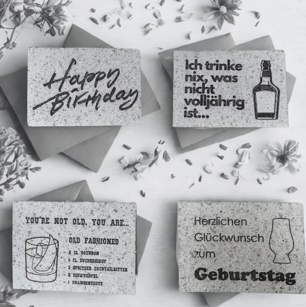 4 Karten aus handgeschoepftem Papier mit Whiskyspänen. Jede Karte hat eine individuelle Lasergravur
