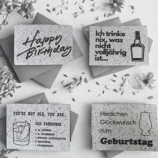 4 Karten aus handgeschoepftem Papier mit Whiskyspänen. Jede Karte hat eine individuelle Lasergravur