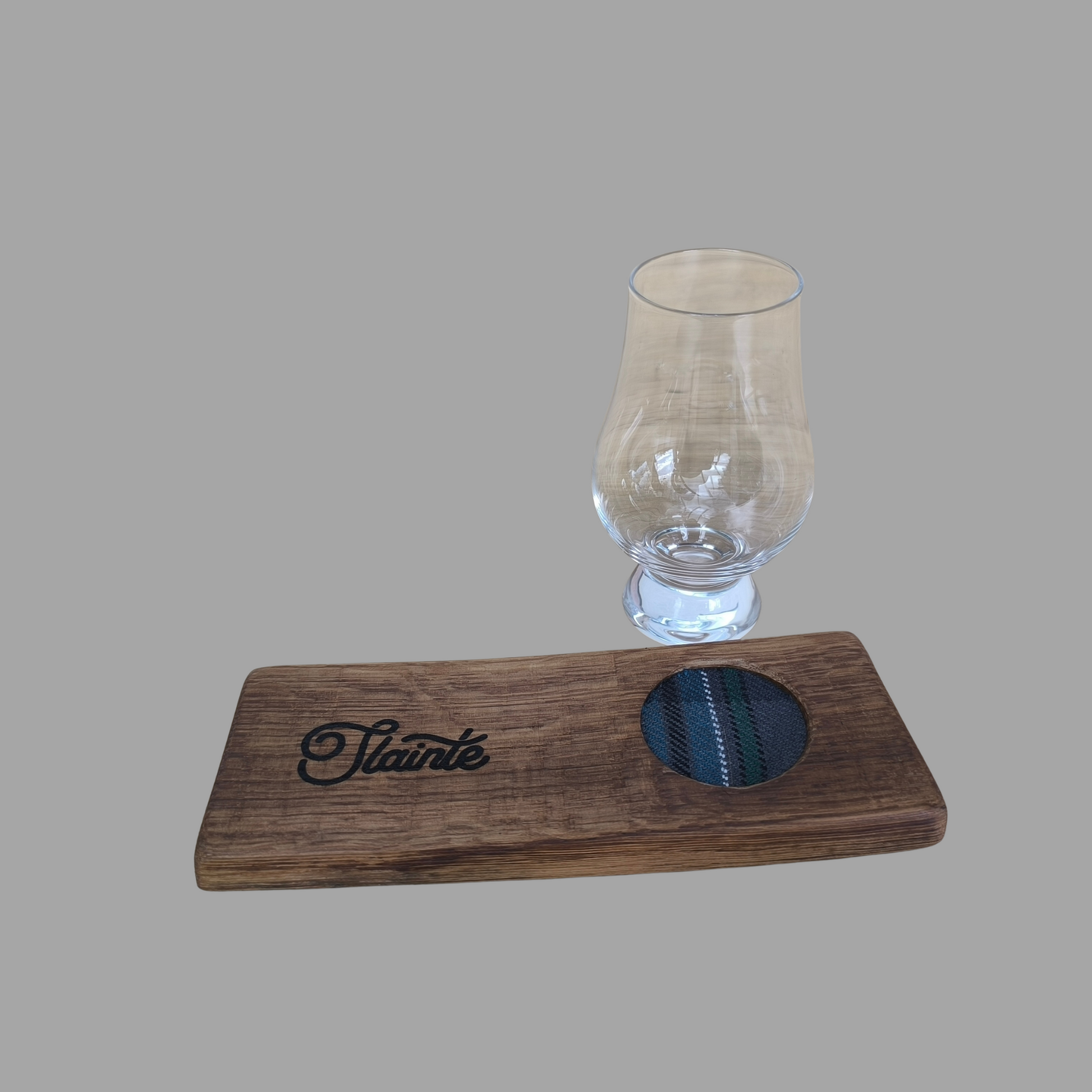 Snackboard aus gebrauchten Fassdauben - 8. Whiskyfass Untersetzer mit Glencairn-Glas. Einfräsung mit Tartan ausgelegt.