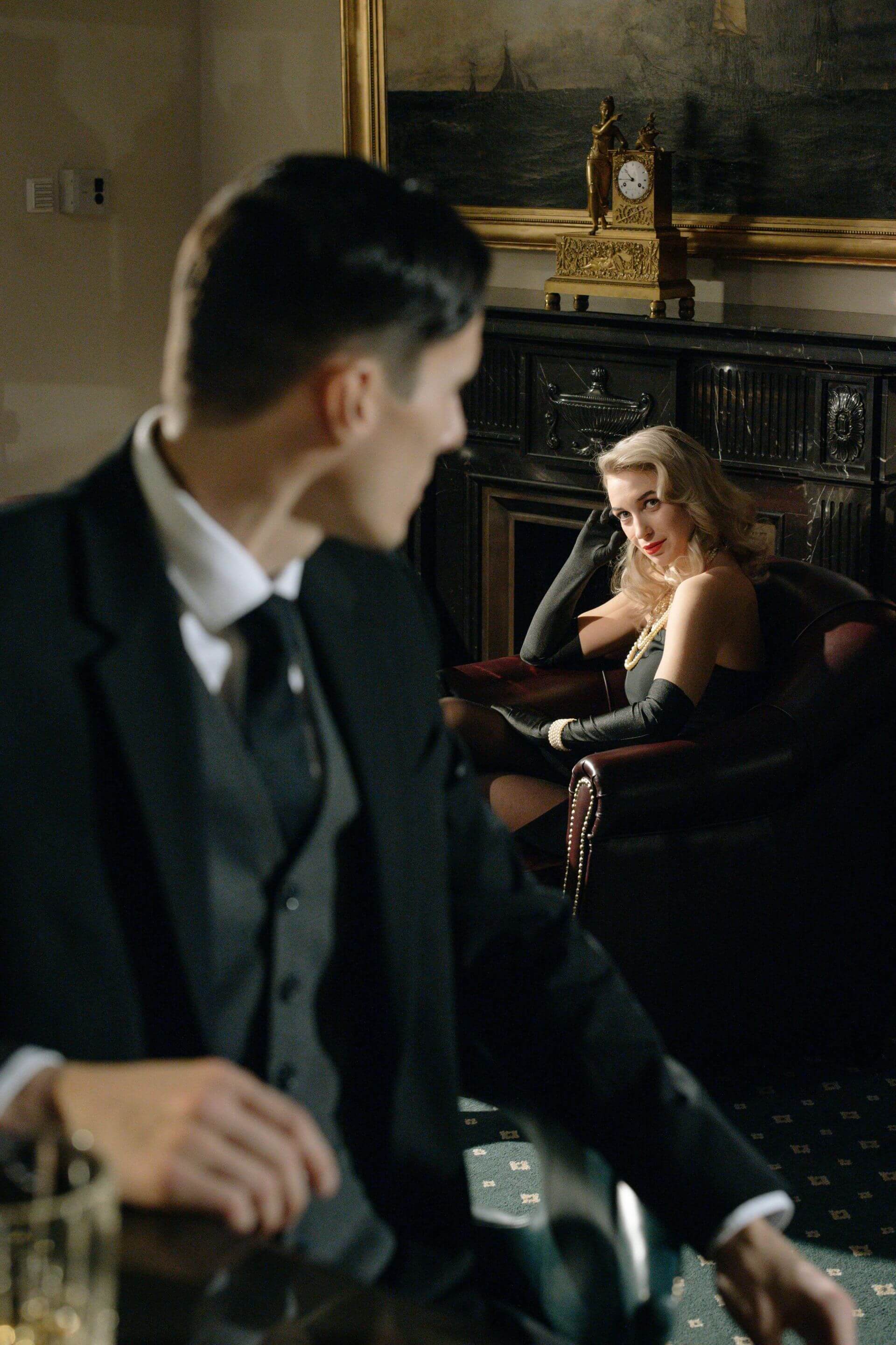 Mann und Frau mit Whisky und Manschettenknopf aus Fassholz