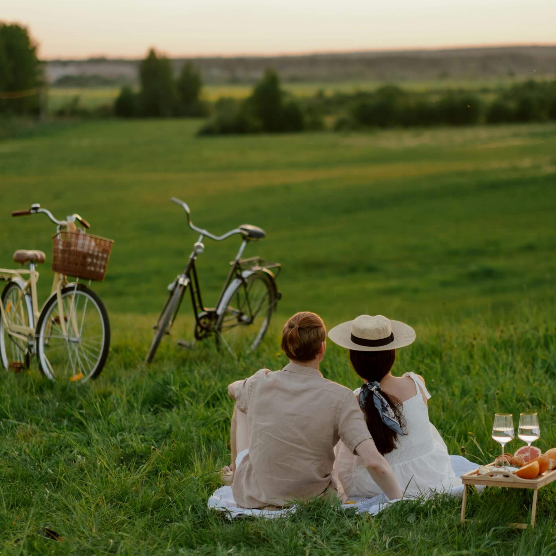 Paar mit Wein auf Wiese