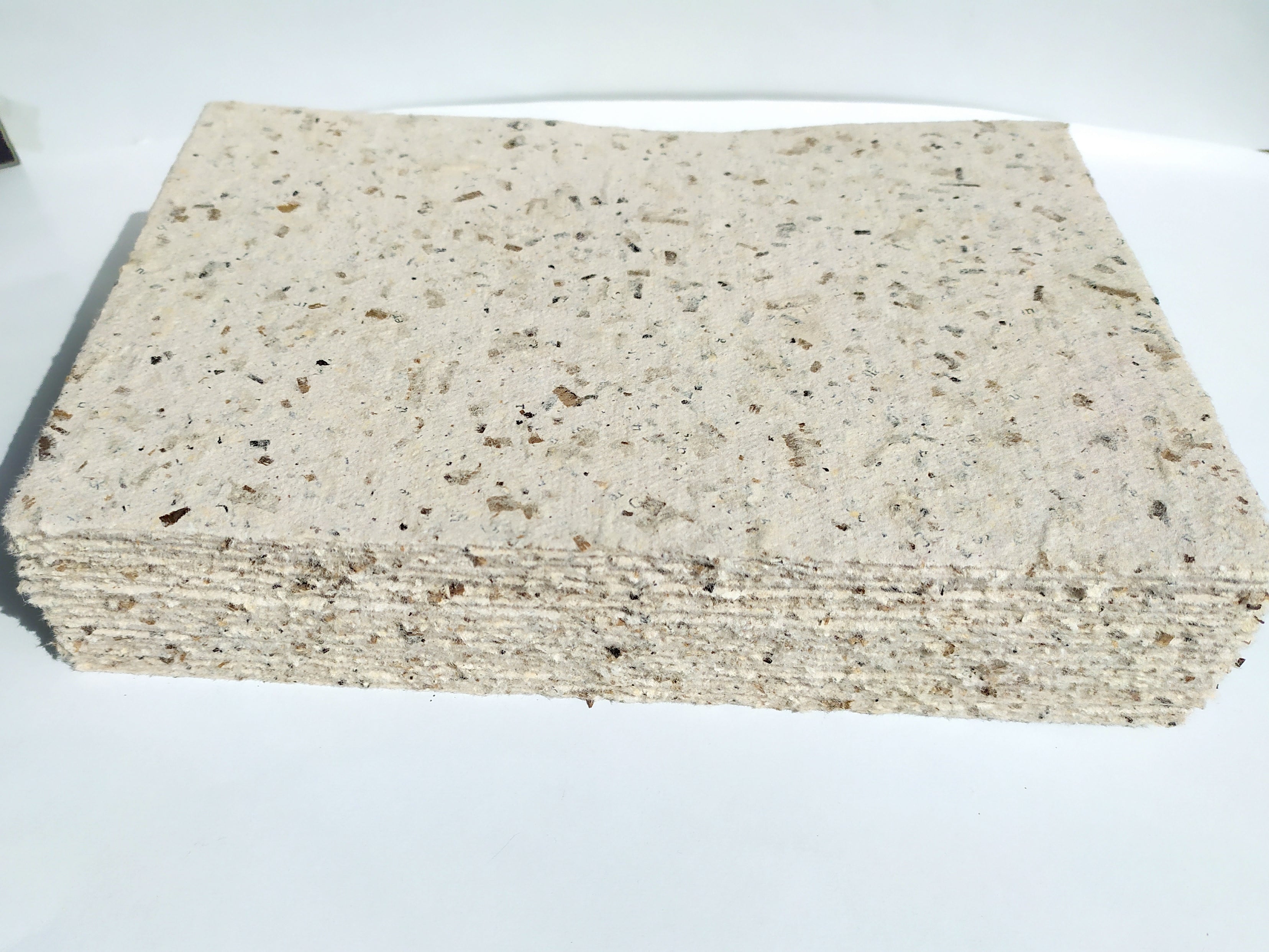 Handgeschoepfte Papierboegen mit Weinfassspaenen