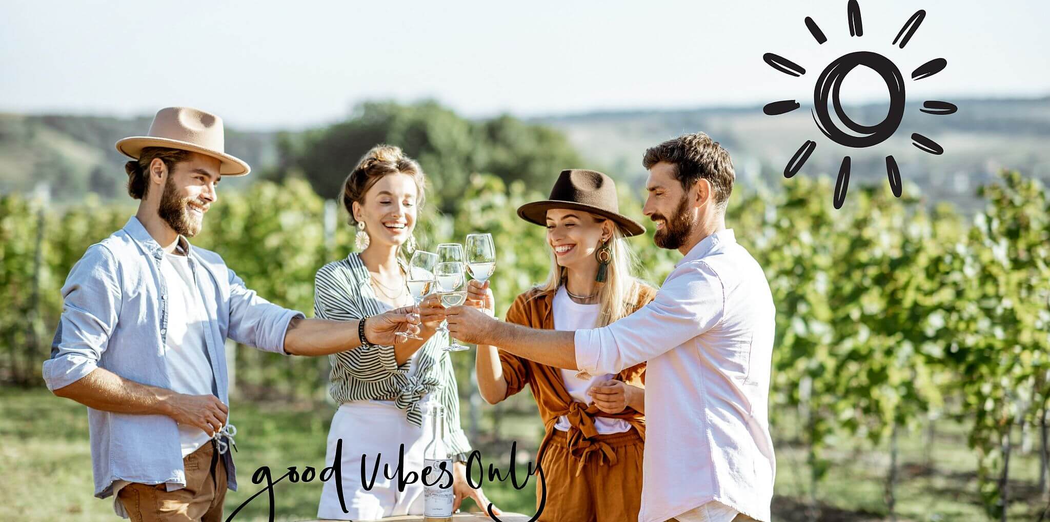Wein Reben und genussvolle Menschen mit Weinglaesern in ausgelassener Stimmung