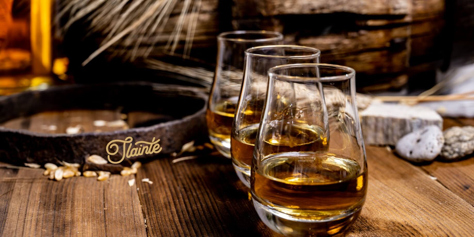 Ein alter Holztisch mit 3 Whiskygläsern