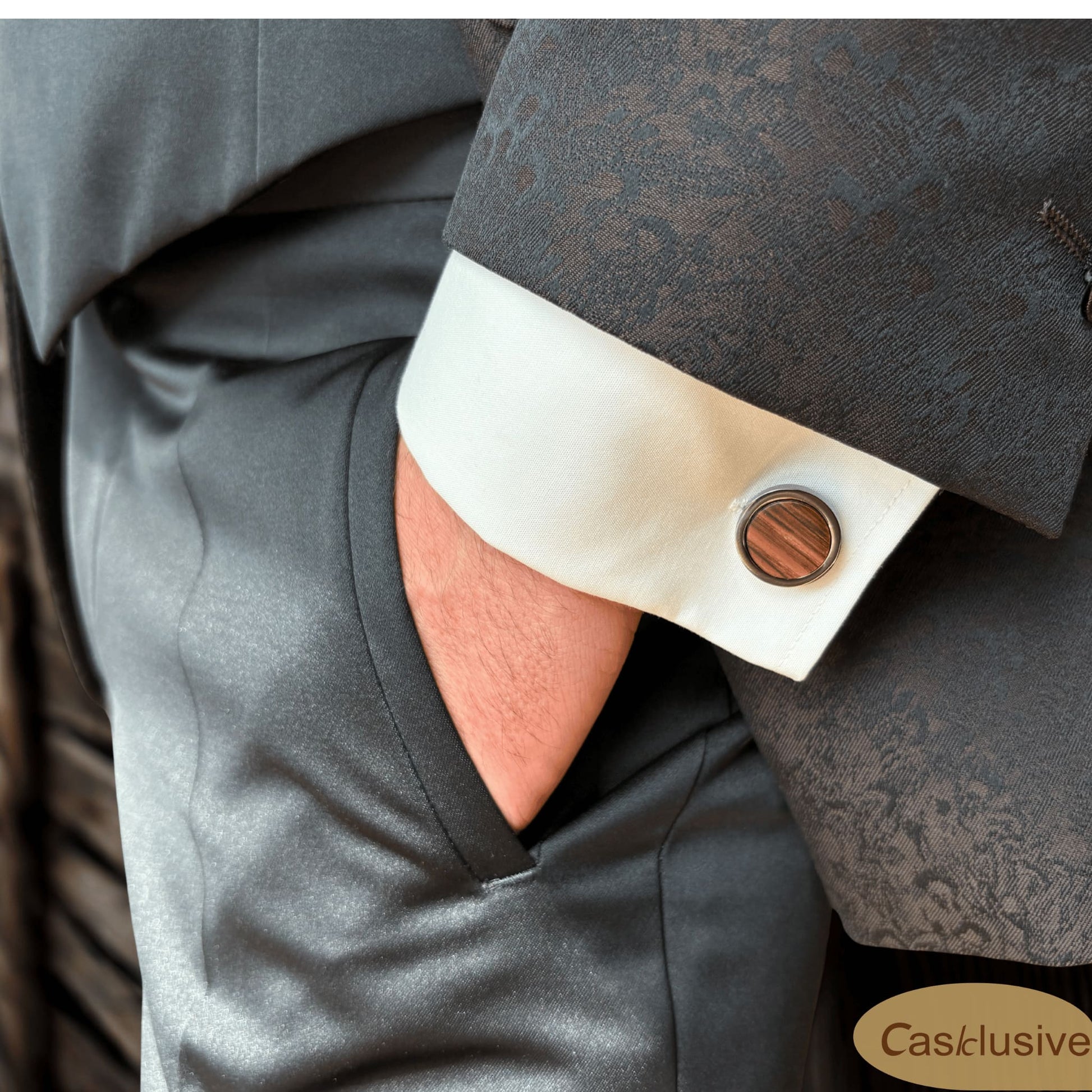 Ausschnitt von einem Mann im Hochzeitsanzug. Hand in der Tasche. man sieht das Hemd mit dem Manschettenknopf